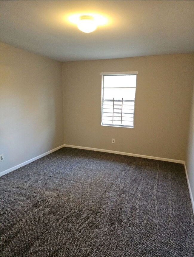 Building Photo - Newly renovated 2 bedroom, 1 bath duplex i...