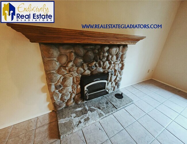 Building Photo - 4 Bed 2.5 Pet Friendly Home in Wilderness Rim