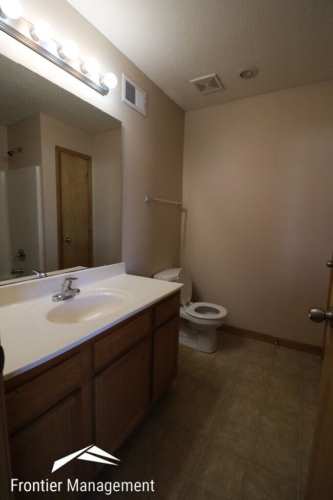 Building Photo - 911-913 Jackalope