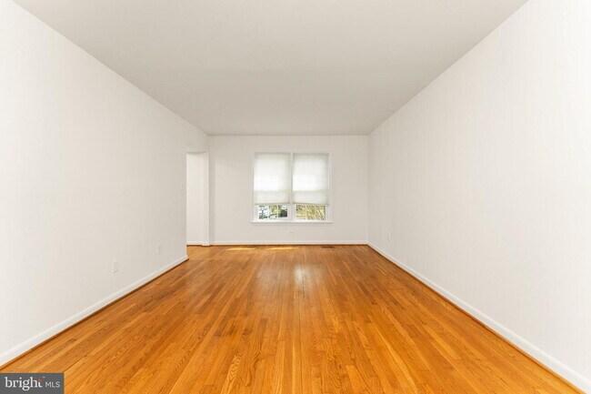 Building Photo - Spacious & Stylish North Shore Cluster Home Near Reston Town Center