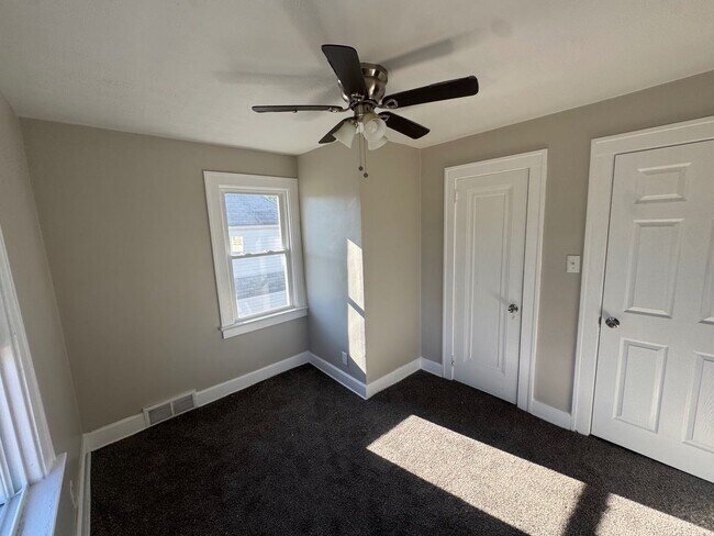 Building Photo - Charming 3-Bedroom Property in Prime Location