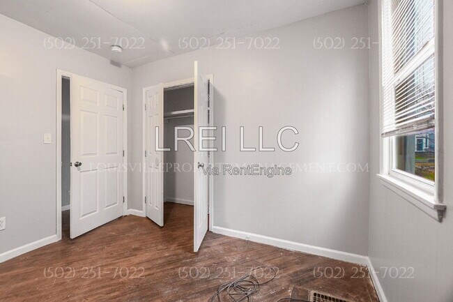 Building Photo - 1747 E Oak St