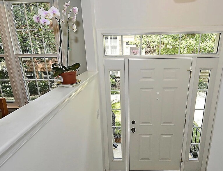 Building Photo - 1127 Fairview Ct