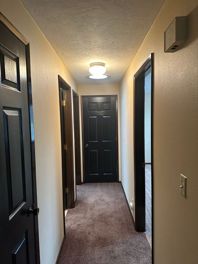 Building Photo - Freshly updated 2 bedroom 1 bathroom duple...