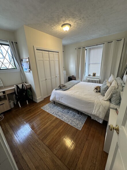 Building Photo - 452 Park Dr