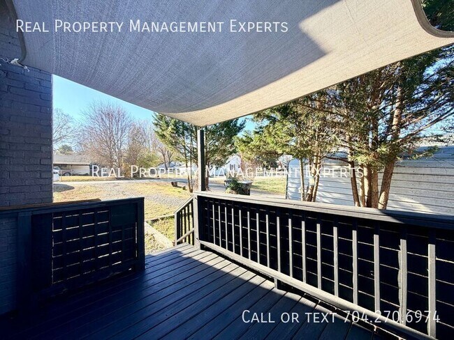 Building Photo - 903 Michigan St