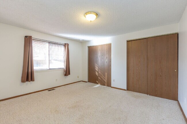 Building Photo - NW Longmont Spacious Tri Level.