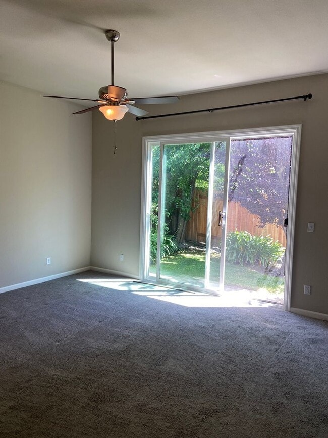 Building Photo - Willow Springs - Cozy 3 Bdrm, 2 Bath on culdesac. Walking distance to Folsom HS