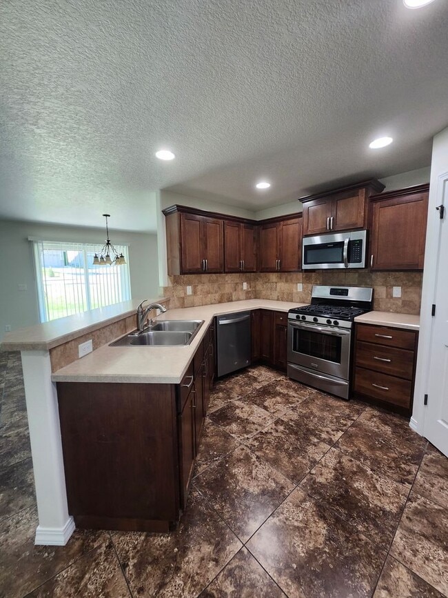 Building Photo - $700 Move-in Special! Beautiful South Rich...