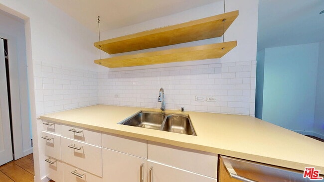 Building Photo - 525 N Sycamore Ave