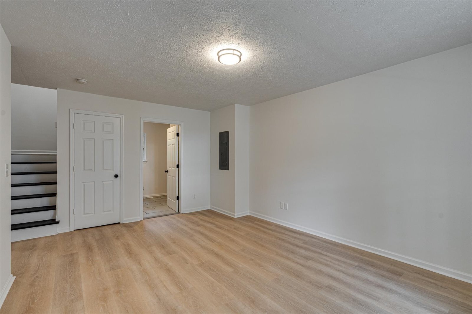 Building Photo - 913 Sylvan Dr