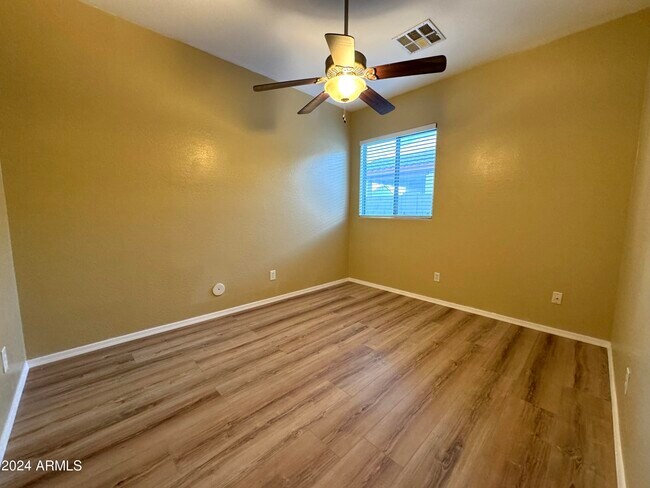 Building Photo - 2524 W Fawn Dr