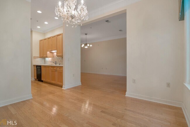 Building Photo - 5415 Northland Dr
