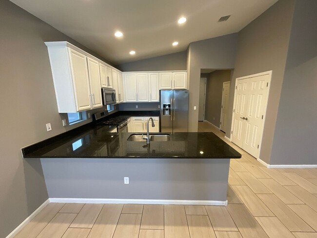 Building Photo - Vail School District hard to find 5 bedroo...
