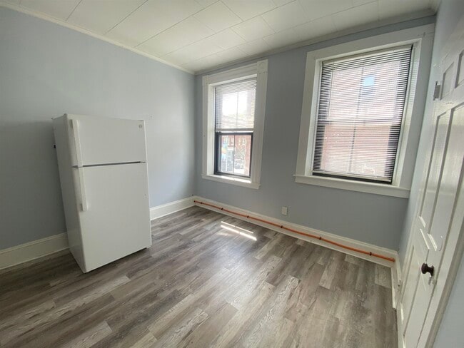 Building Photo - 39 Pleasant St