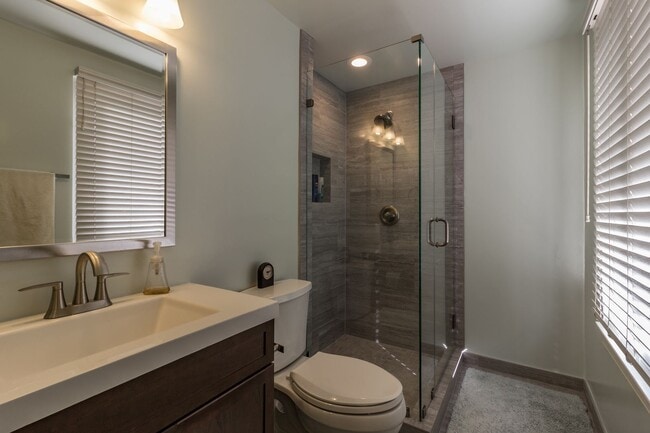 Building Photo - Beautiful 4 Bed 3.5 Bath On Cul De Sac In ...