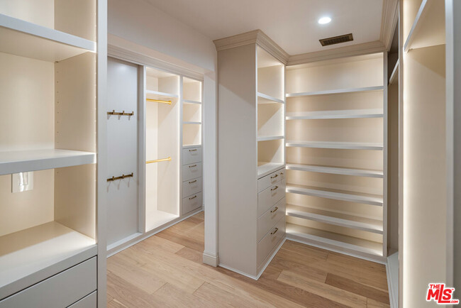 Building Photo - 818 N Doheny Dr