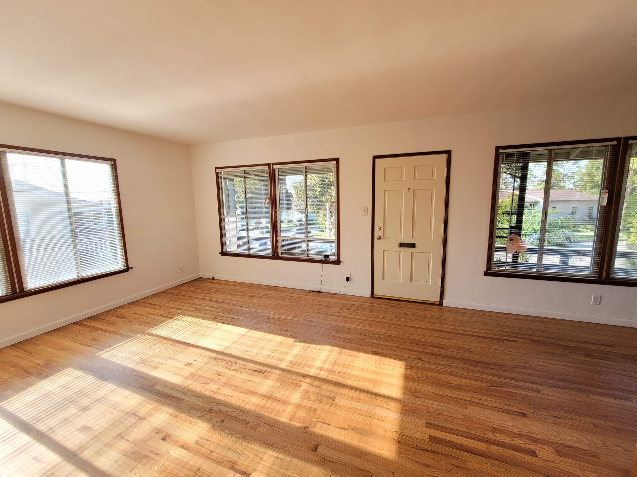 Bright, Large Living Room - 10740 Galvin St