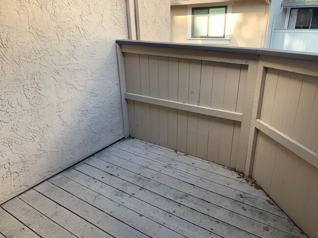 Building Photo - Updated 1 Bedroom 1 Bath Condo with Laundry and Garage