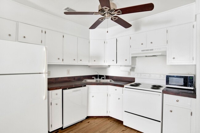 Building Photo - Modern Coastal Condo! View it today!