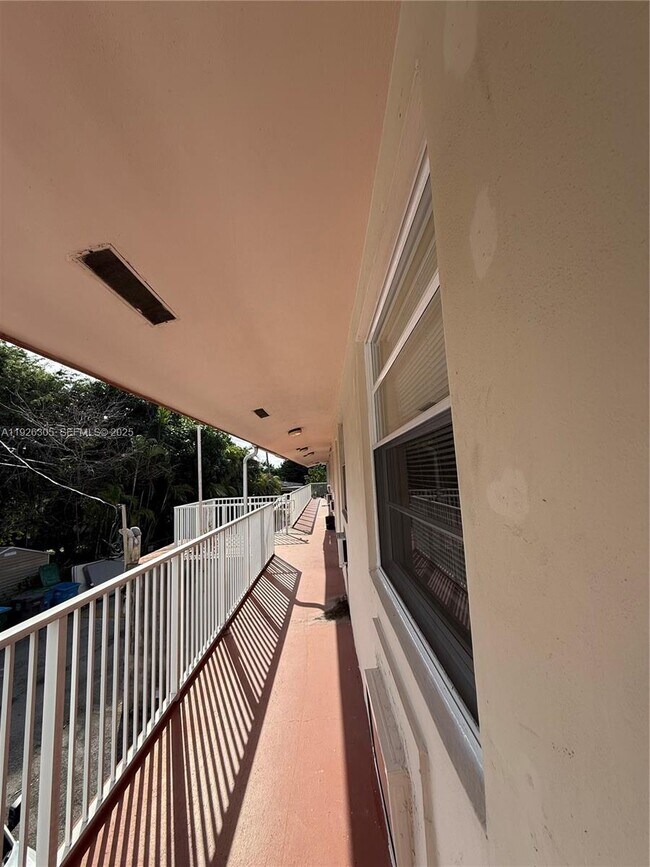 Building Photo - 2915 Plunkett St