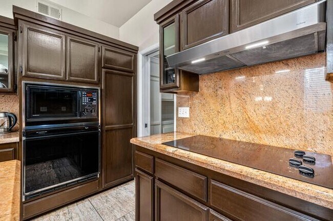 Building Photo - 142 Lakeshore Dr