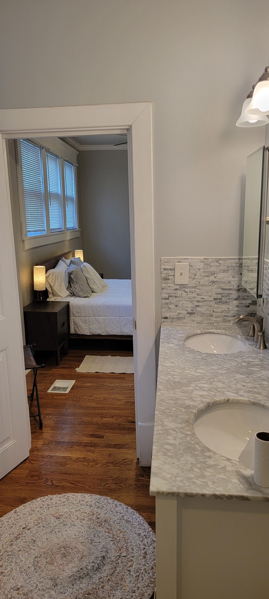 Master BR with en suite bathroom - 2121 12th Ave S