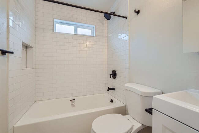 Building Photo - New Price!! Newly Remodeled 2BR/1BA House ...