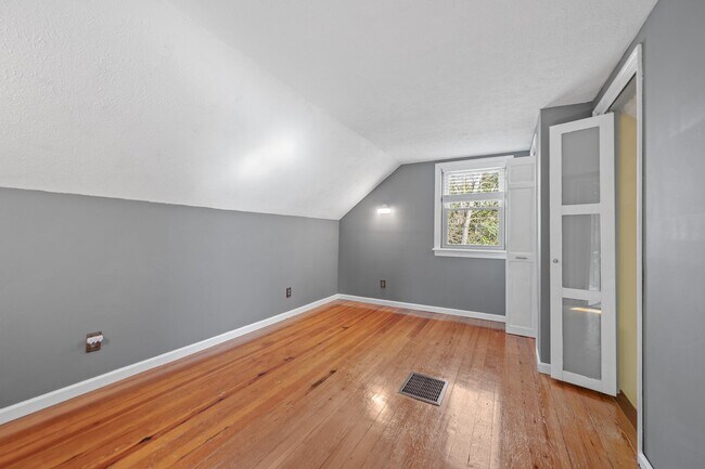 Building Photo - 3 Bedroom House in Forest