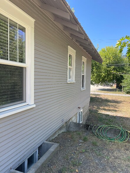 Building Photo - 8079 W 2nd St