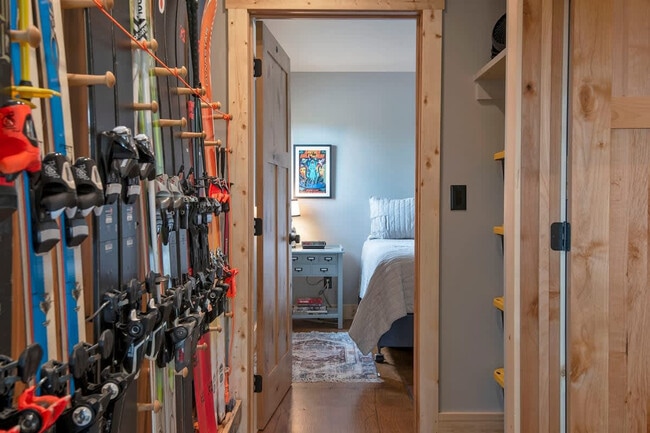 Building Photo - 1085 Rainbow Loop