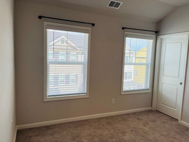 Building Photo - Stunning 3 bedroom, 3.5 bathroom townhome ...