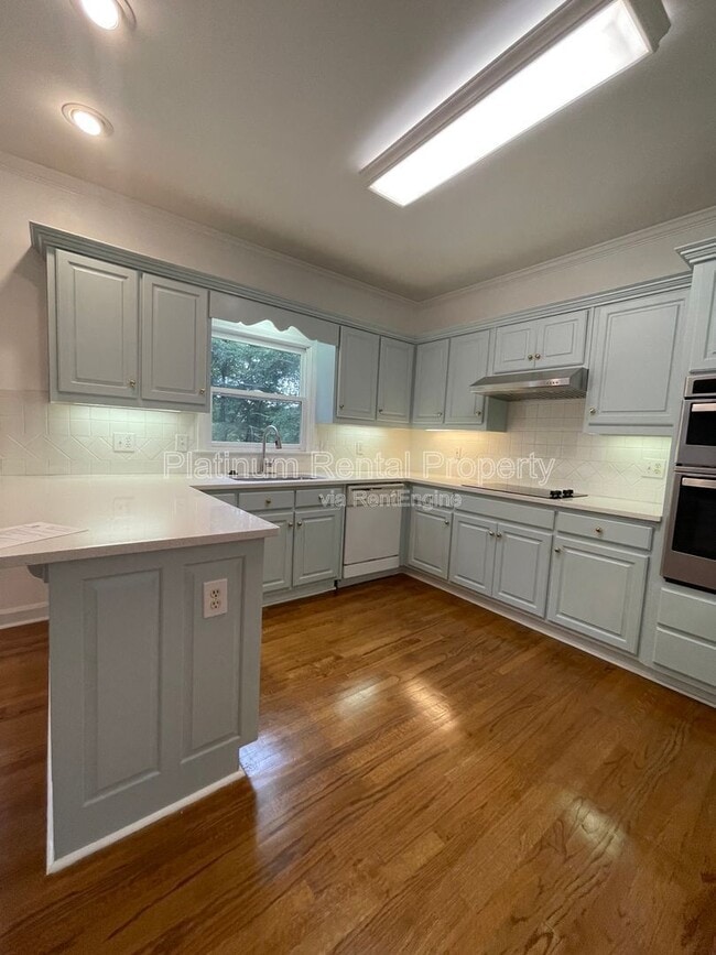 Building Photo - 870 Ingleside Dr