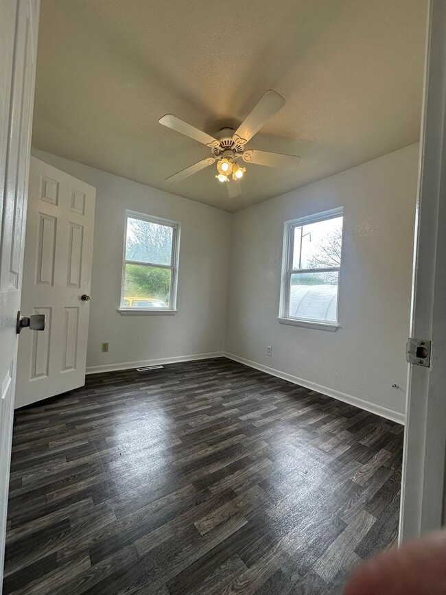 Building Photo - Your Next Home Just Dropped in Springfield!