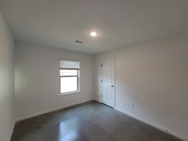 Building Photo - 242 Skylane Dr