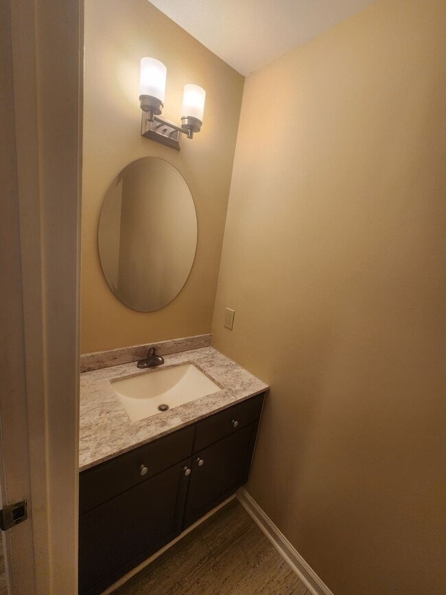 Building Photo - Patriot's Ridge 2 Bd / 1.5 Bth Condo in Ce...