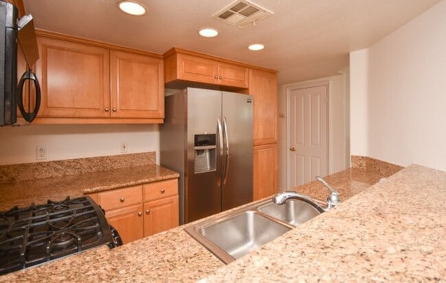 Building Photo - Beautiful condo blocks from the beach!