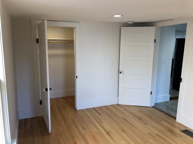 Building Photo - 2004 Rosewood Ave