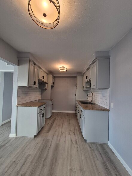 Primary Photo - 404 N Garfield Ave