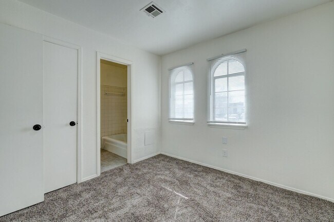 Building Photo - 3 bedroom 2.5 bath - NW Highway and Rockwell