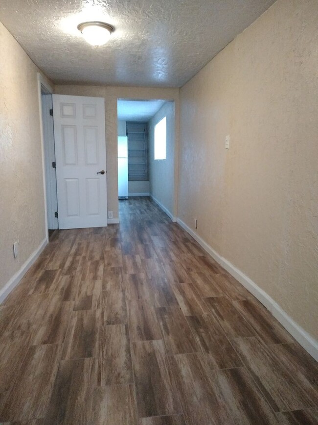 Building Photo - 3 BR 2 BA down stairs apartment available now