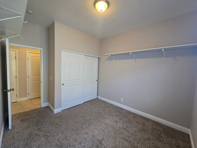 Building Photo - A Fabulous 4 Bedroom Single Story Home at the Lakes