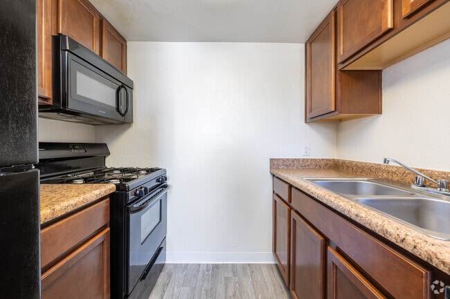2BR, 1BA - 871SF - Kitchen - Campbell Ranch