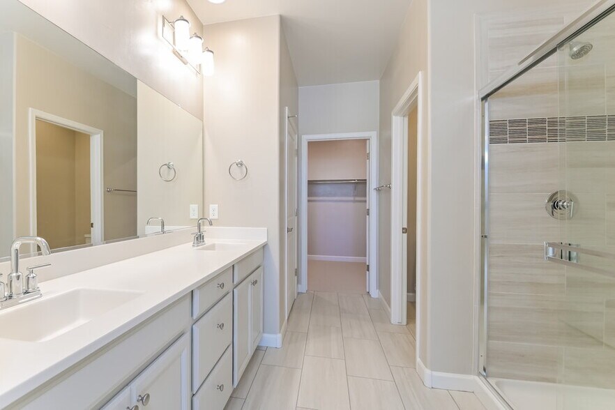 Building Photo - 13854 E Red Oaks Dr