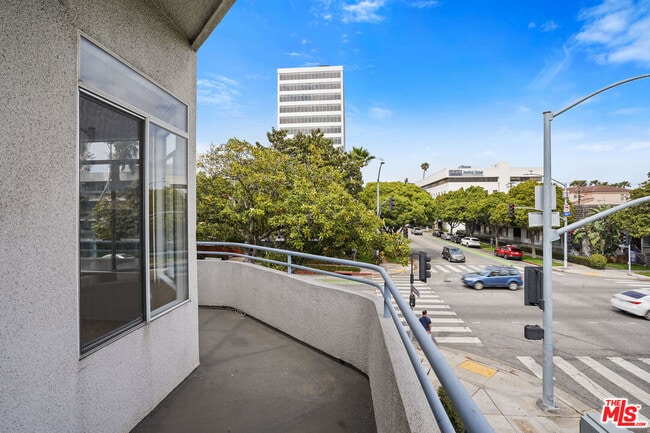 Building Photo - 1325 Arizona Ave