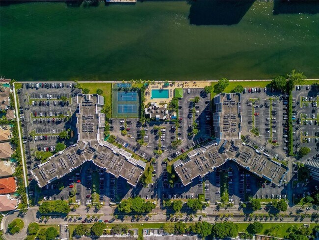 Building Photo - 800 Parkview Dr