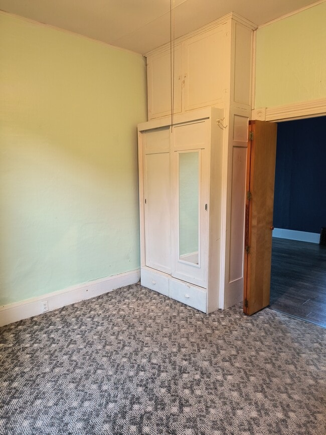 Building Photo - 315 6th St NE