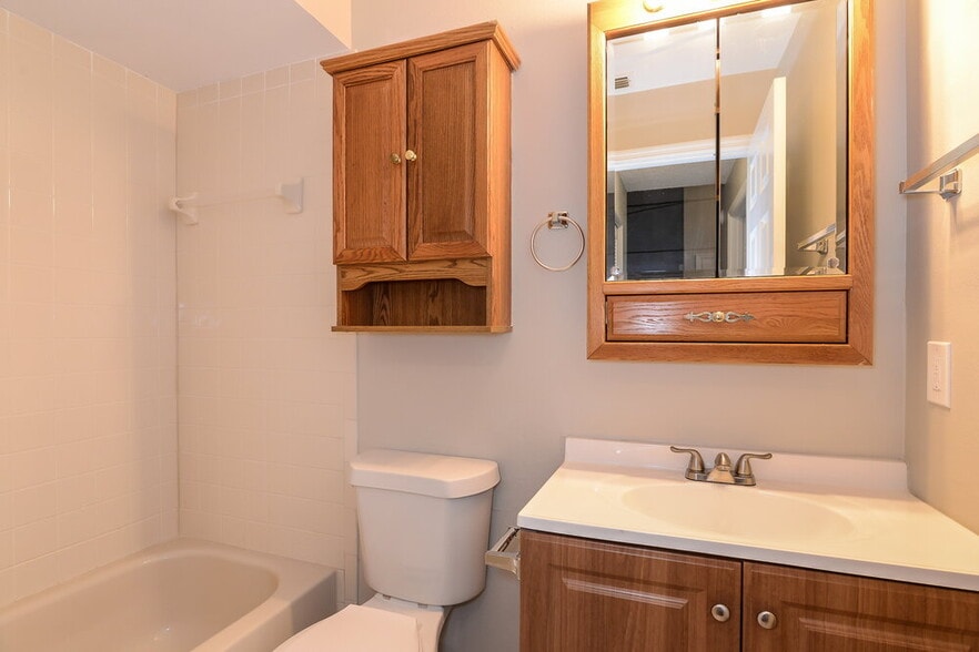 Building Photo - 10935 Livingston Dr