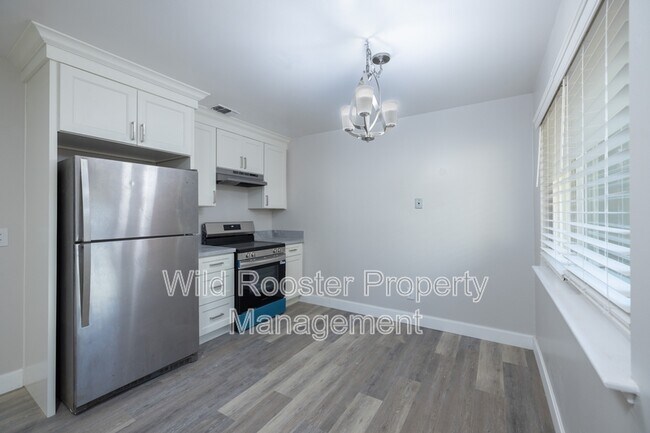 Building Photo - 7256 S Land Park Dr