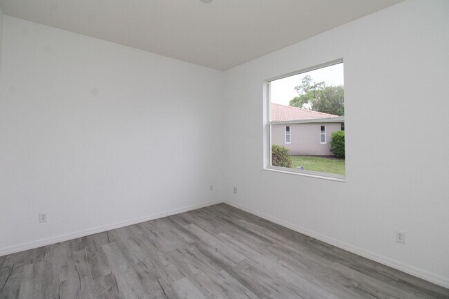 Building Photo - 3-Bed + Den Home With Lake Views & Pet-Friendly!